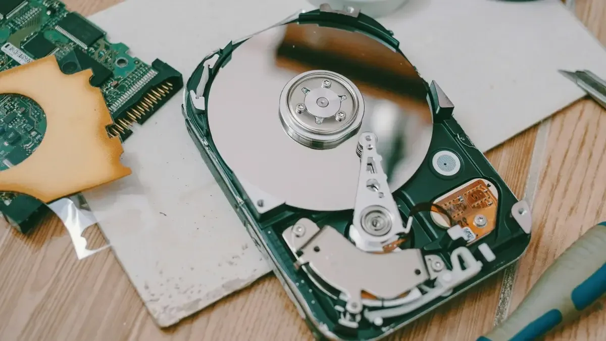 Otwarty dysk twardy HDD z widocznym talerzem podczas naprawy