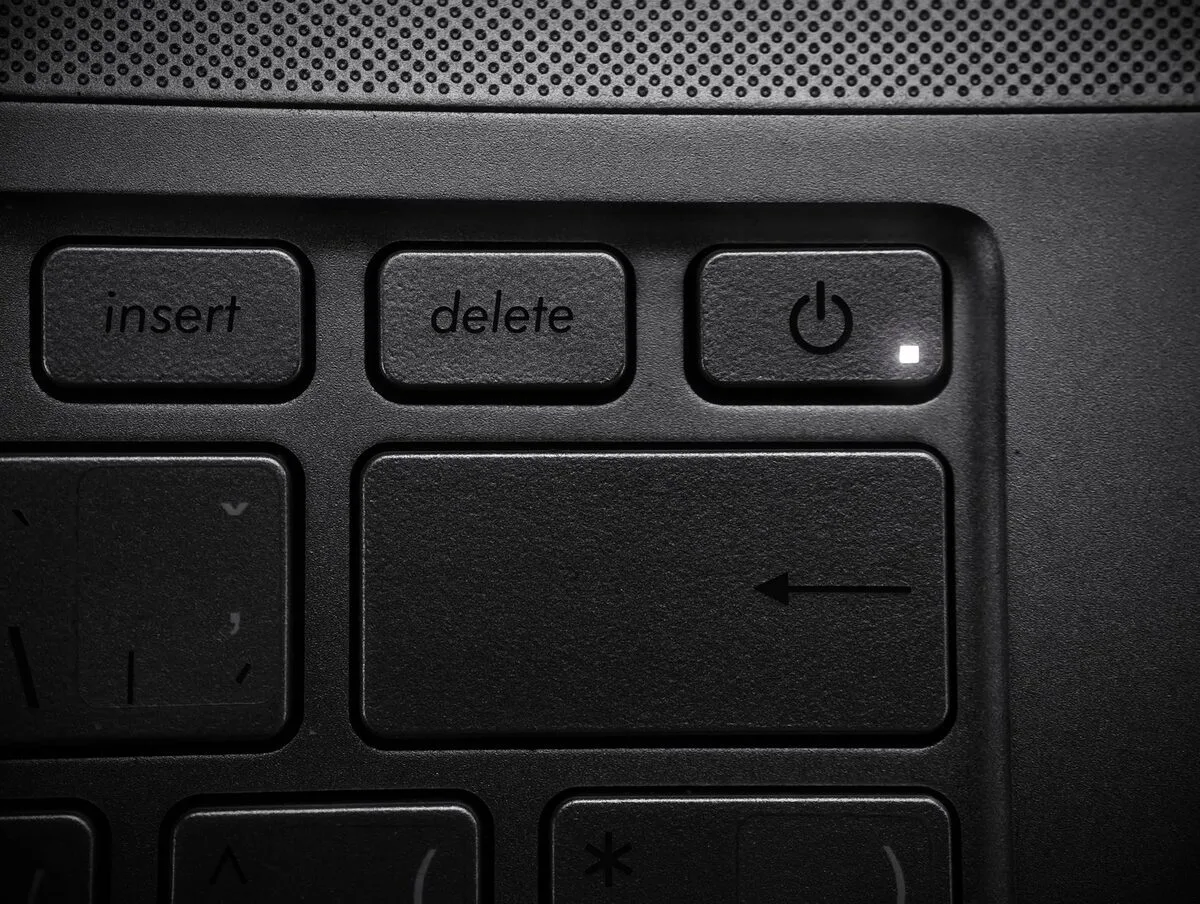 Przycisk zasilania na klawiaturze laptopa, który w ogóle się nie włącza