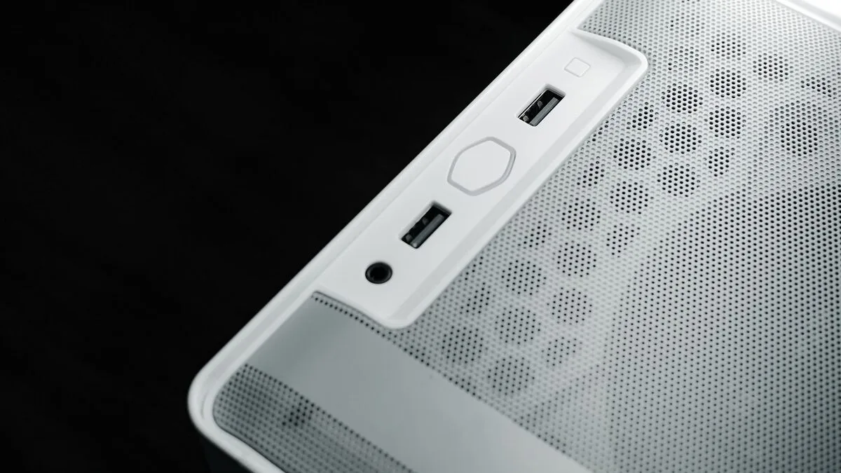 Panel przedni obudowy komputera z niedziałającymi portami USB