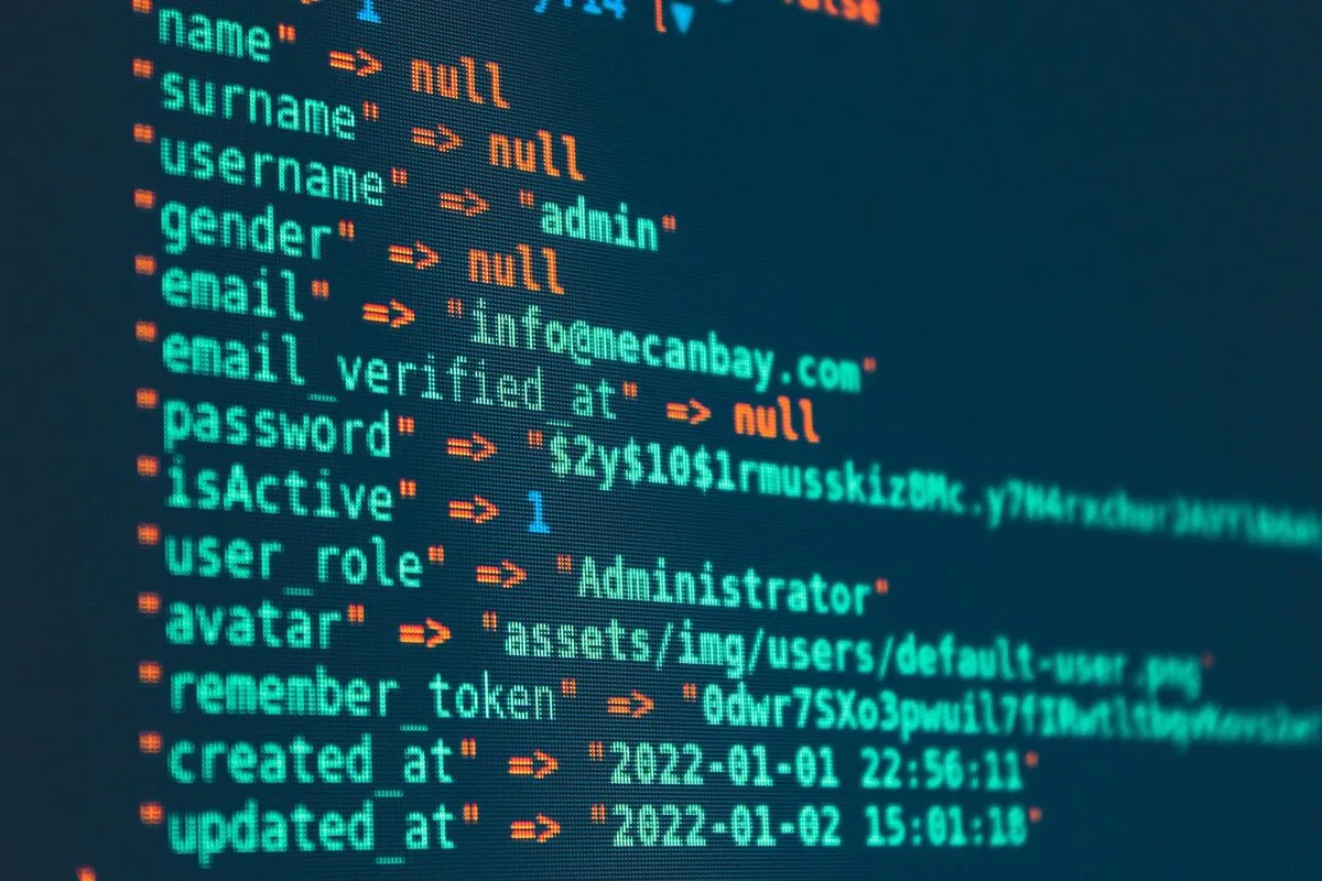 Zbliżenie na kod bazy danych wyświetlony na ekranie podczas administracji SQL Server
