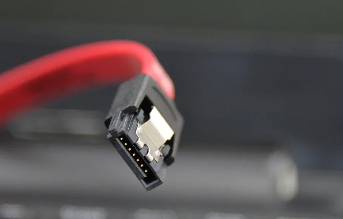 Złącze i kabel SATA przy naprawie kontrolera dysku na płycie głównej
